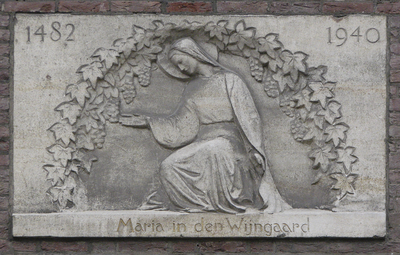 901208 Afbeelding van de door Dom van der Mey OSB gemaakte gevelsteen 'Maria in den Wijngaard 1482 1940', in de gevel ...